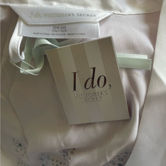 VS Robe - Picture 7 of 8